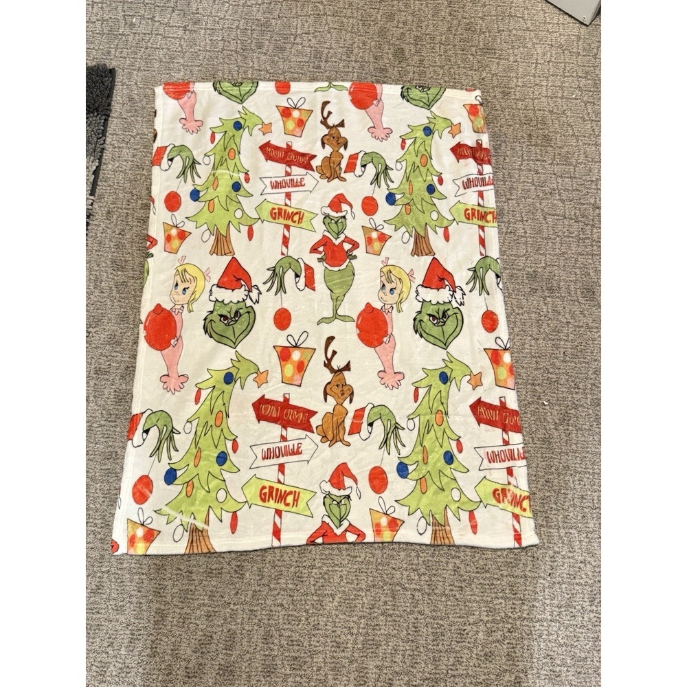 Dr. Seuss The Grinch throw blanket is made of super soft flannel fleece 40"x29"